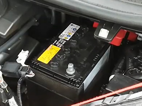 B40系　デイズ　バッテリーステーを外した状態