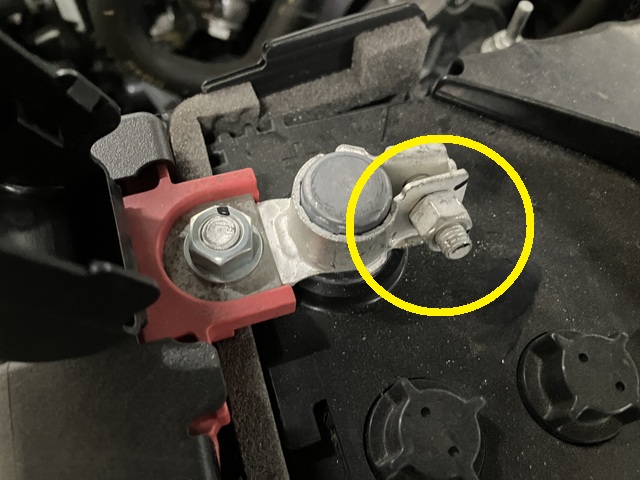 MAZDA３　バッテリー　プラス端子外し方