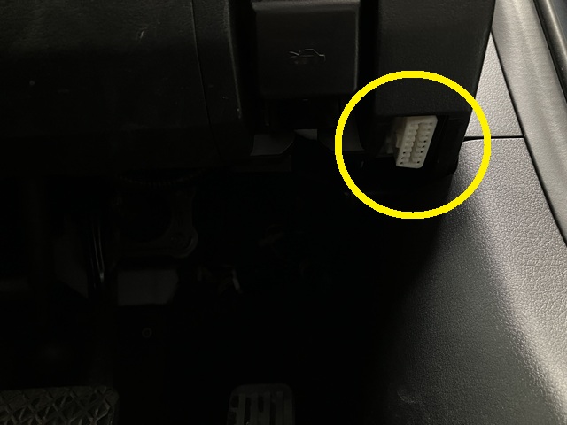 MAZDA3　OBD端子　場所