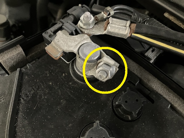 MAZDA３　バッテリー　マイナス端子外し方