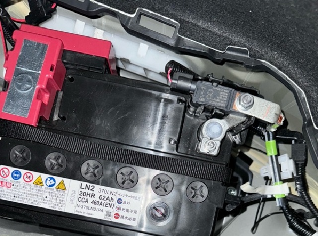 AXVH70　カムリハイブリッド　補機バッテリー　場所