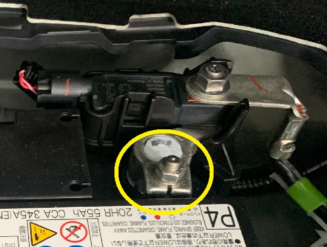 AXVH70　カムリハイブリッド　補機バッテリー　マイナス端子