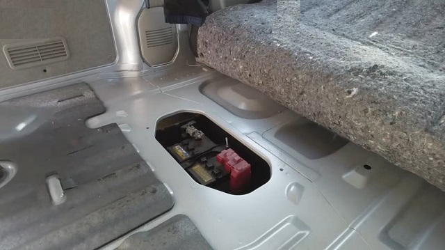 DA17V エブリィバン　バッテリー搭載場所