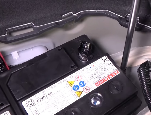AXVH70　カムリハイブリッド　補機バッテリー　ステーボルト　取り外し