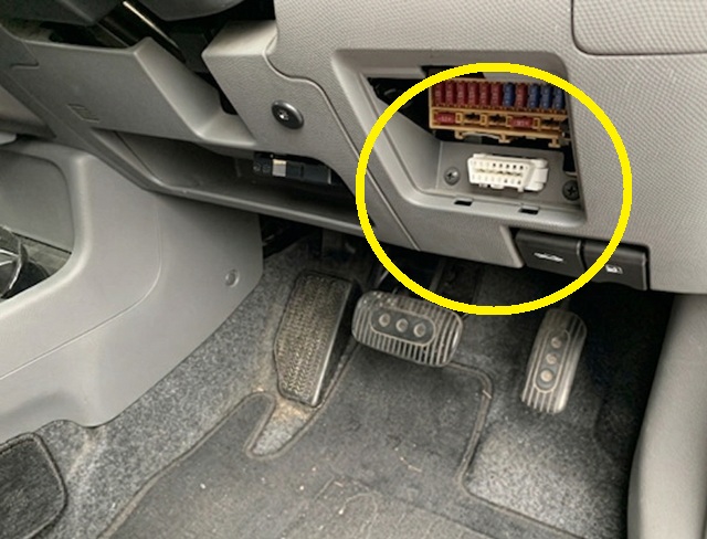 Z11系キューブ　OBD カプラー場所