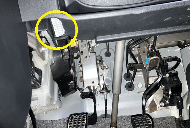 トヨタ　ピクシスバン　OBD2　場所