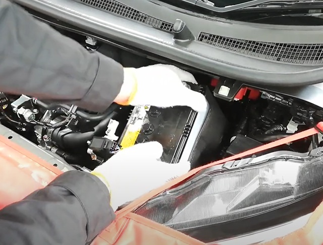 B40系　デイズ　バッテリーの取り外し作業
