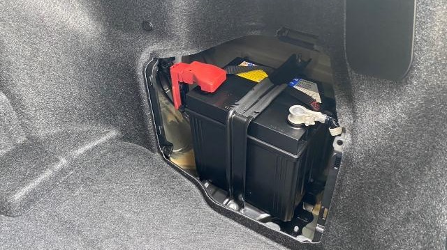 50系　カムリハイブリッド　補機バッテリー　場所