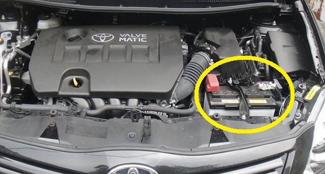 E150系　オーリス　バッテリー場所