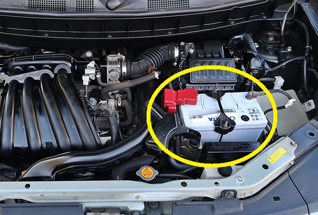 Z11系キューブ　1500cc　バッテリー搭載場所