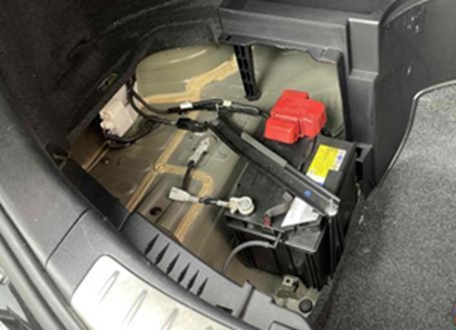 60系はリアハイブリッド　補機バッテリー