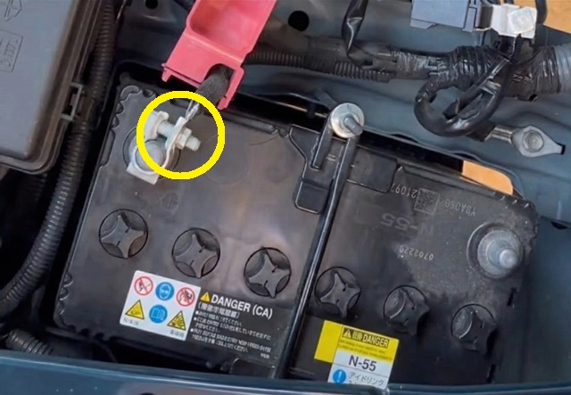 700系アトレー バッテリープラス端子取り外し