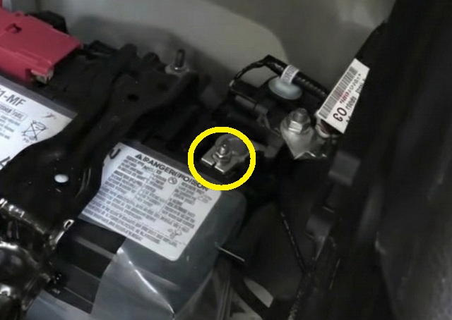 RAV4 PHV補機バッテリー　マイナス端子　外し方