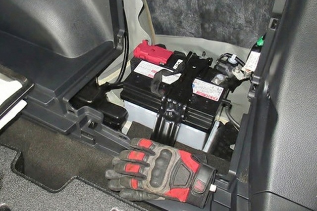 50系RAV4 PHV　補機バッテリー交換前