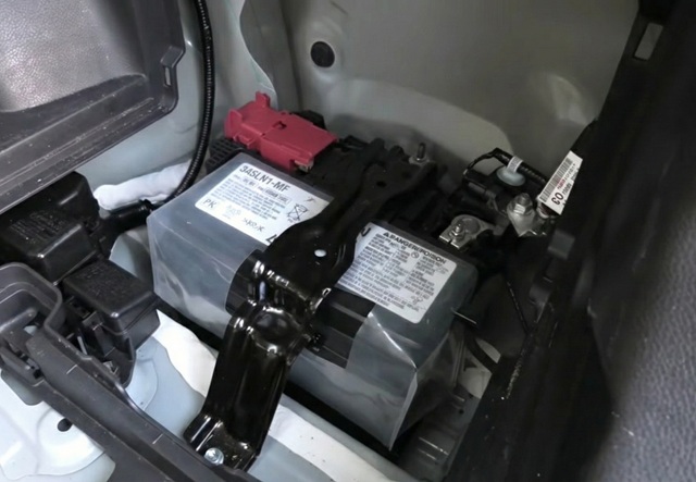 RAV4 PHV補機バッテリー外観