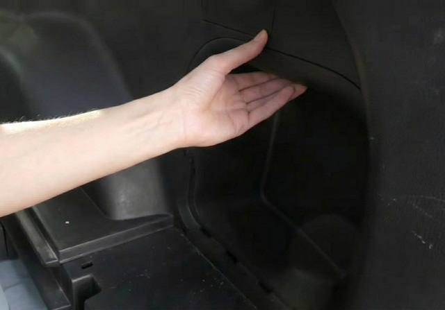 RAV4 PHV　補機バッテリーカバーの外し方