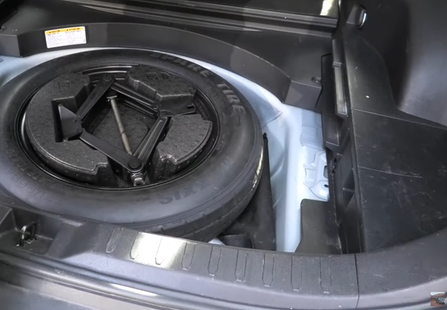 RAV4 PHV　補機バッテリーカバーの外し方1