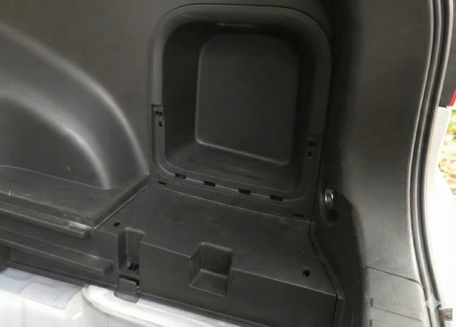 RAV4 PHV　補機バッテリー交換方法4