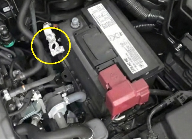 50系RAV4　マイナス端子　外した状態