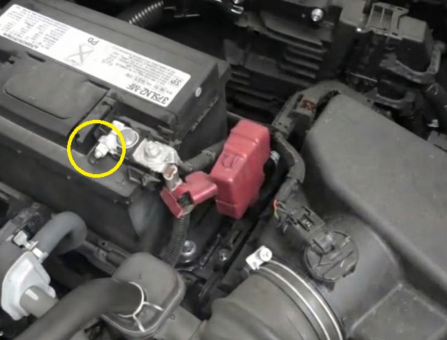 50系RAV4　バッテリープラス端子外し方