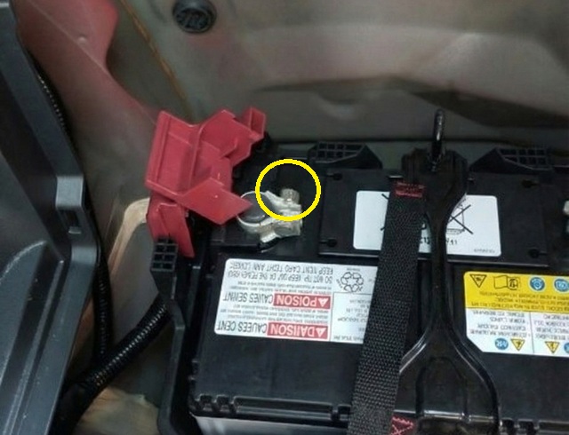 RAV4 PHV　補機バッテリー　プラス端子外し方