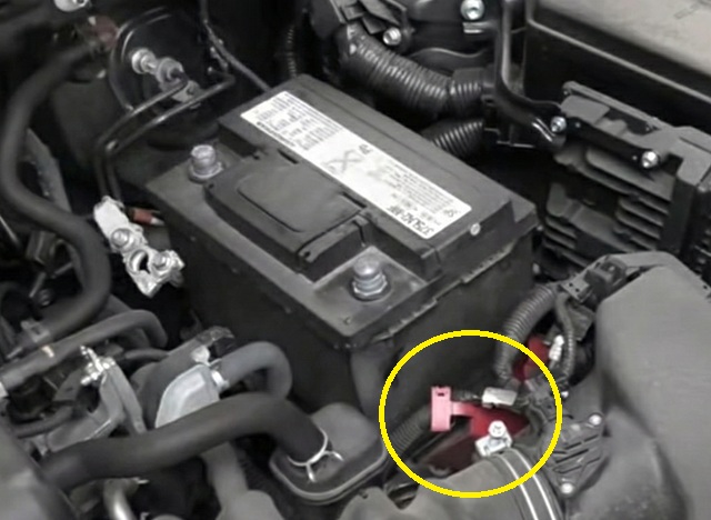 50系RAV4　外したプラス端子