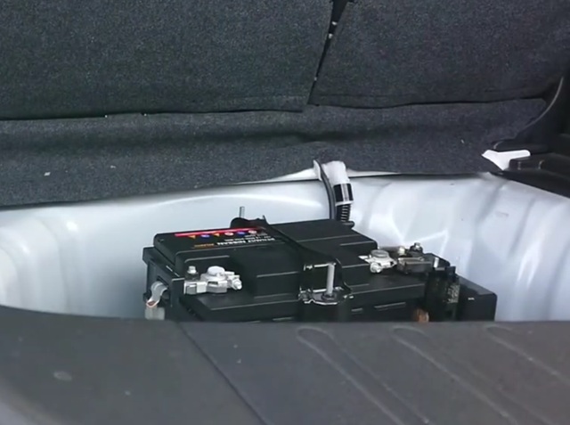 E12系　ノートe-POWER　補機バッテリー　外観