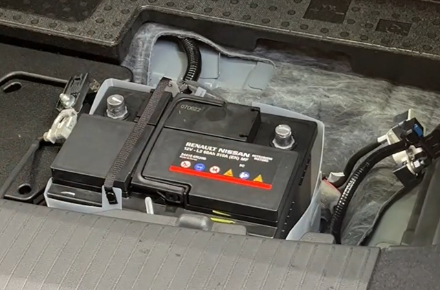 T33系エクストレイル 補機バッテリー ステーを取り外した状態