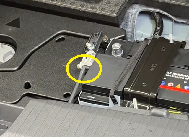 T33系エクストレイル 補機バッテリーからガス抜きホースを外す