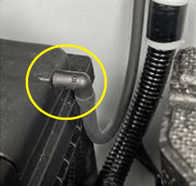 E12系ノートe-POWER　補機バッテリー　ガス抜きホース場所