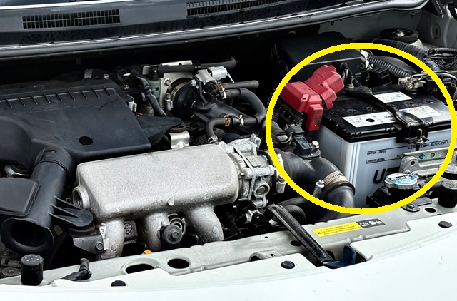 E12 ノート ガソリン車 バッテリー場所