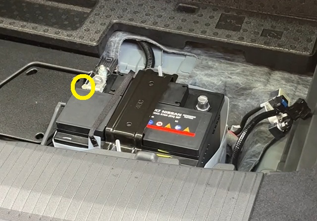 T33系エクストレイル 補機バッテリー プラス端子取り外し