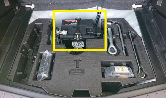 E12系　ノートe-POWER　補機バッテリー　場所