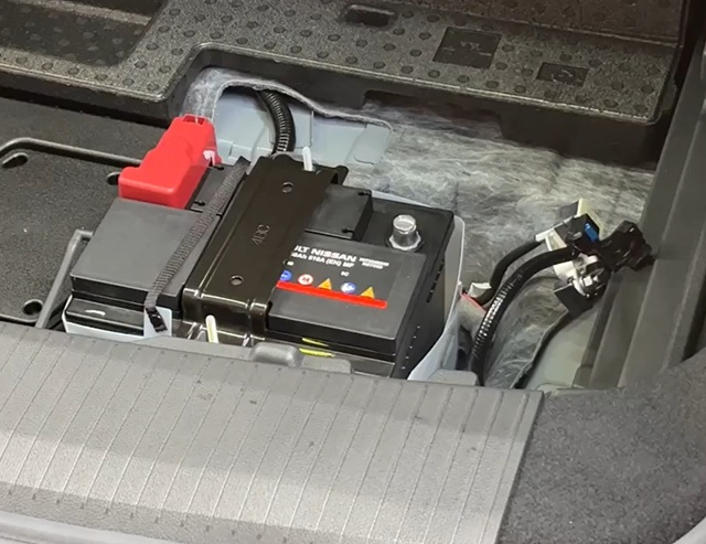 T33系エクストレイル 補機バッテリー マイナス端子取り外し