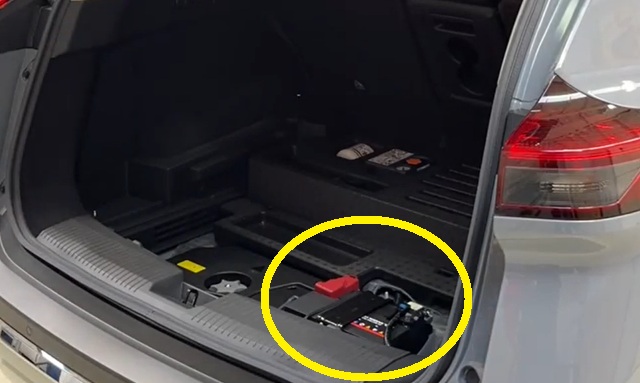 T33系エクストレイル 補機バッテリー搭載場所