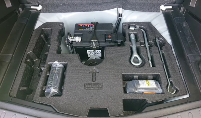 E12系　ノートe-POWER　補機バッテリー　位置