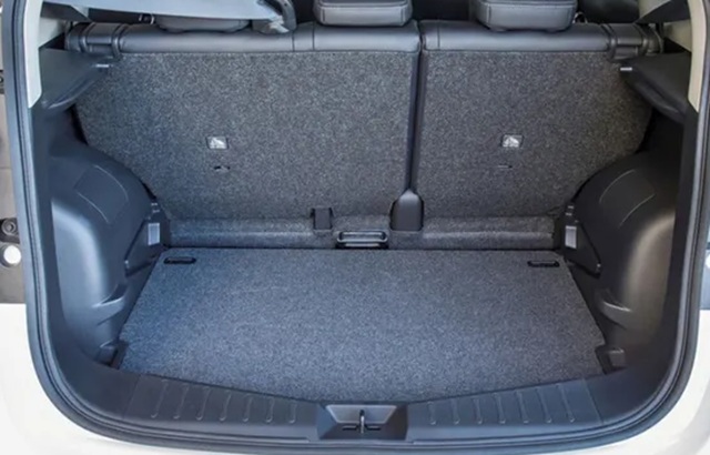 E12系　ノートe-POWER　ラゲージルーム