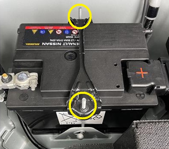 E12系　ノートe-POWER　補機バッテリー　ステー外し方