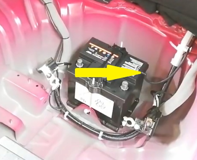 E13ノート e-POWER 補機バッテリー ガス抜きホース取り外し