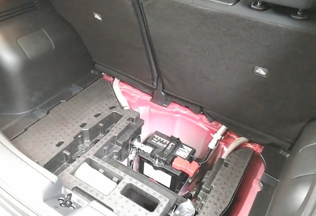 E13 ノート e-POWER 補機バッテリー 取り外し手順2