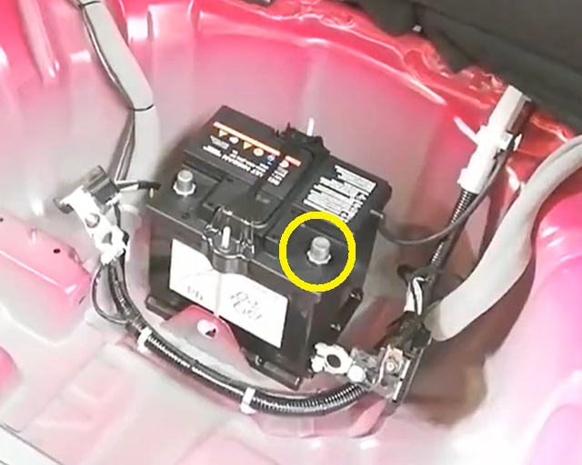 E13ノート e-POWER 補機バッテリー プラス端子取り外し