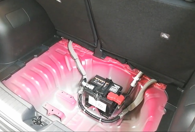 E13 ノート e-POWER 補機バッテリー 取り外し手順3