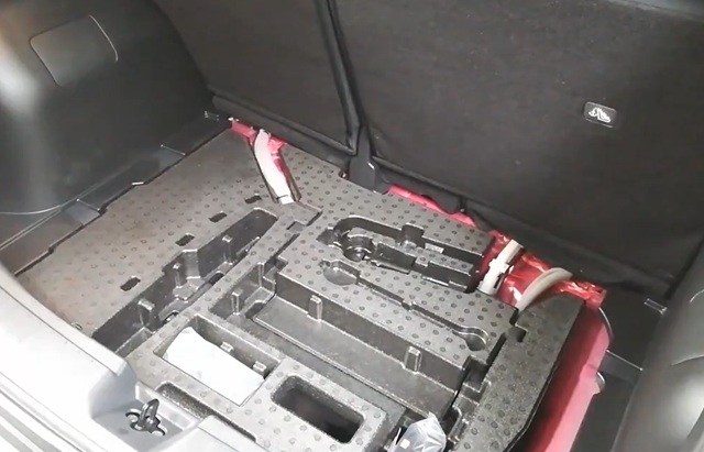 E13 ノート e-POWER 補機バッテリー 取り外し手順1