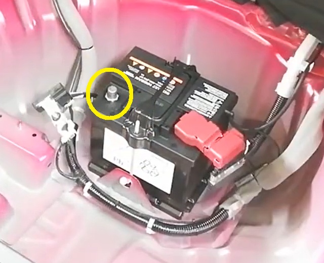 E13ノート e-POWER 補機バッテリー マイナス端子取り外し