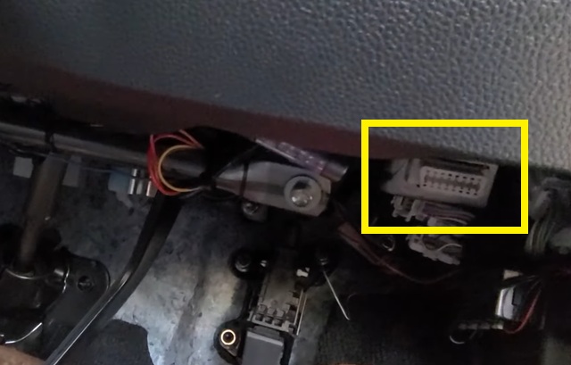 ホンダ WR-V OBD端子　場所