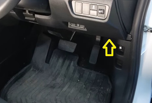 ホンダ WR-V OBD端子 場所