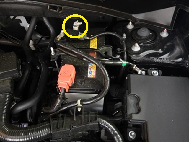 ホンダ​ZR-V バッテリーマイナス端子　場所