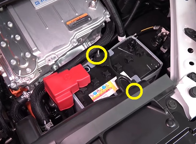 C27系セレナ e-POWER 補機バッテリー ステー取り外し
